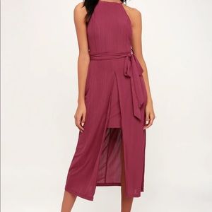 Lulu’s midi dress, magenta. Perfect for a fall wedding!